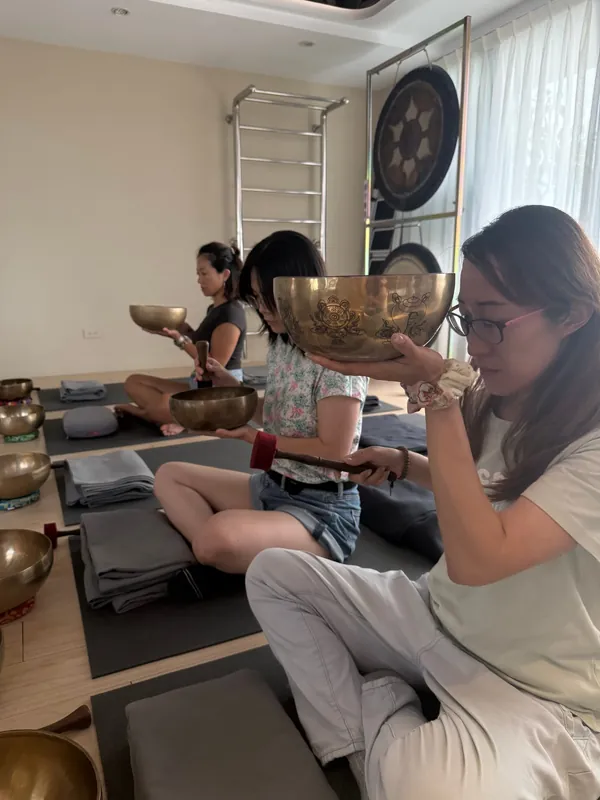 學員們練習如何敲缽